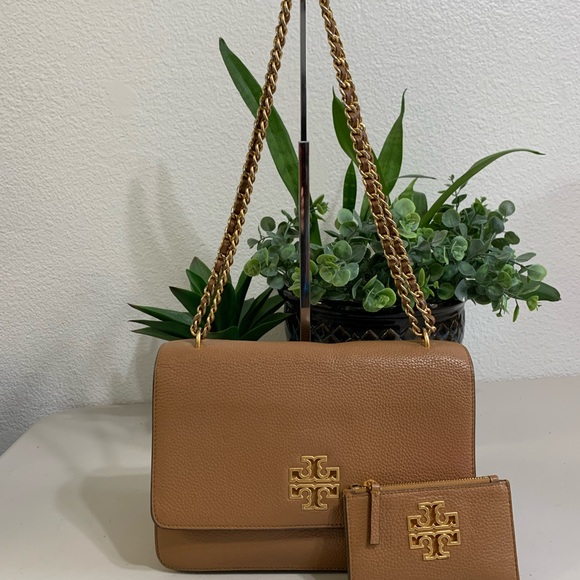 Tory Burch Handbags - 👜💕 Tory Burch Tan Leather Shoulder Bag with wallet